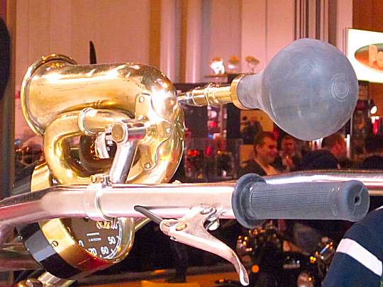 Bulb horn