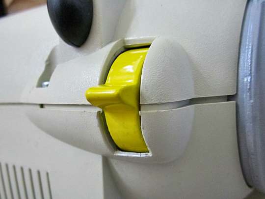 Showing the yellow locking tabs in middle position. Right down unlocks the handle - if it will go right down!